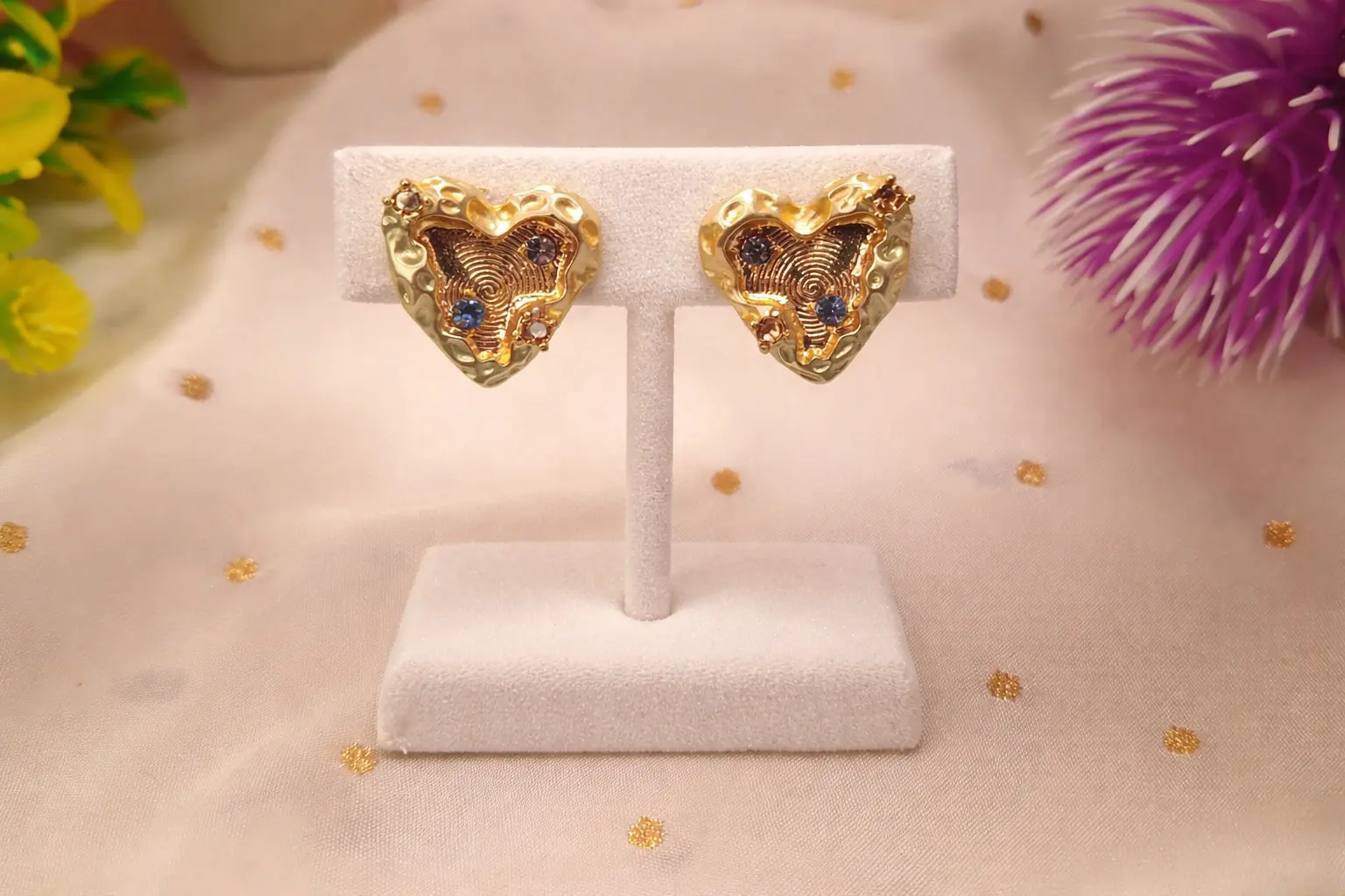 Vintage Hammered Gold Heart Stud Earrings – Multi-Tone Crystal Statement Studs